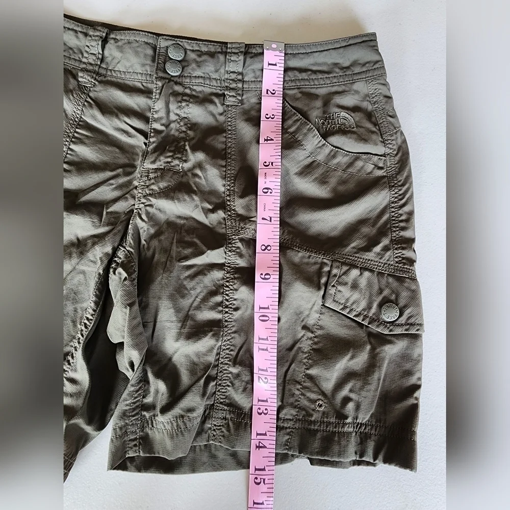 The North Face Women's VNTG Olive Army Green Cargo Shorts Sz 4.